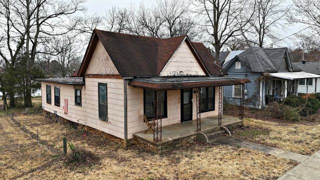 1105 7th St, Mena, AR 71953