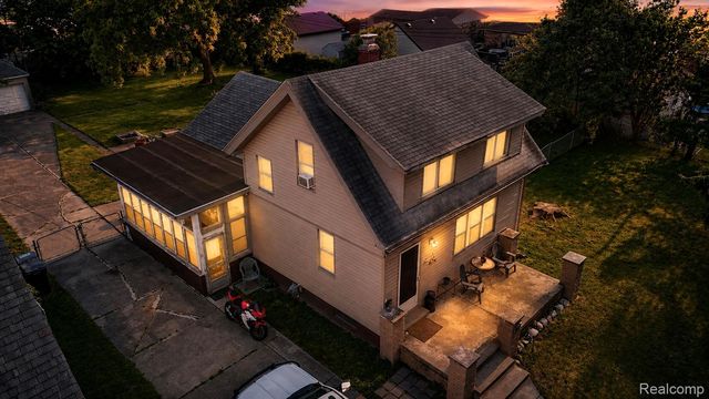 17740 Birmingham St, Roseville, MI 48066