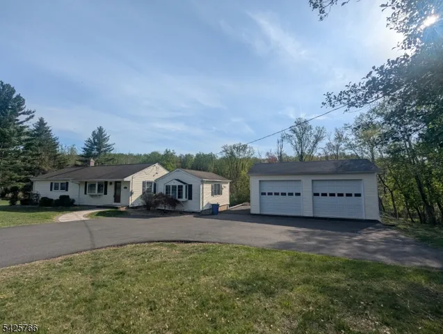 320 Sidney Rd, Pittstown, NJ 08867