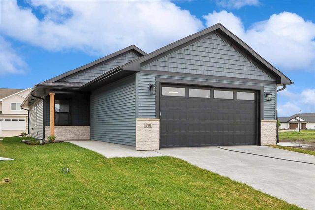 770 Clover Hill Dr, North Liberty, IA 52317
