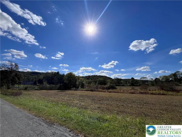 Golf Rd, Tamaqua, PA 18252