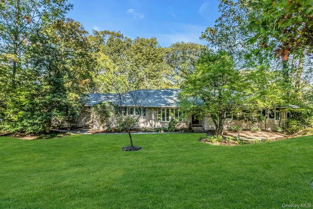 31 Knolls Lane, Manhasset, NY 11030