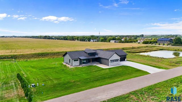 27106 Meadowlark Ct, Harrisburg, SD 57032