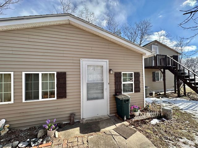 238 Karr St, Flora, IL 62839