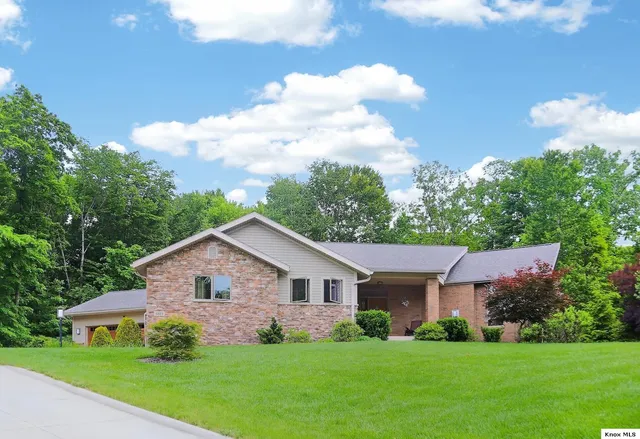 660 King Beach Dr, Howard, OH 43028