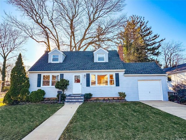 70 Atlantic Avenue, Massapequa Park, NY 11762