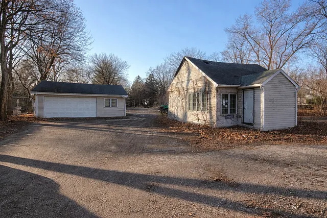 6N442 Gary Ave, Roselle, IL 60172