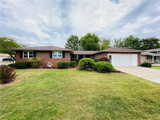 1718 Mary Ln, Olney, IL 62450