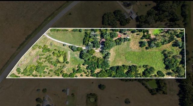 20269 McLouth Rd, Tonganoxie, KS 66086