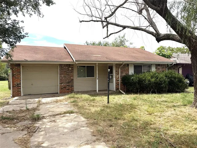 1819 W  Midland St, Shawnee, OK 74804