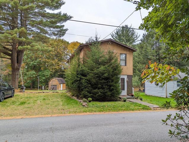 1367 Roundtown Dr, Leeper, PA 16233