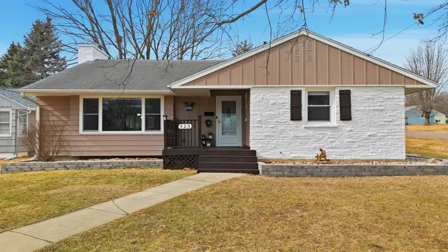 923 Institute Blvd, Dixon, IL 61021