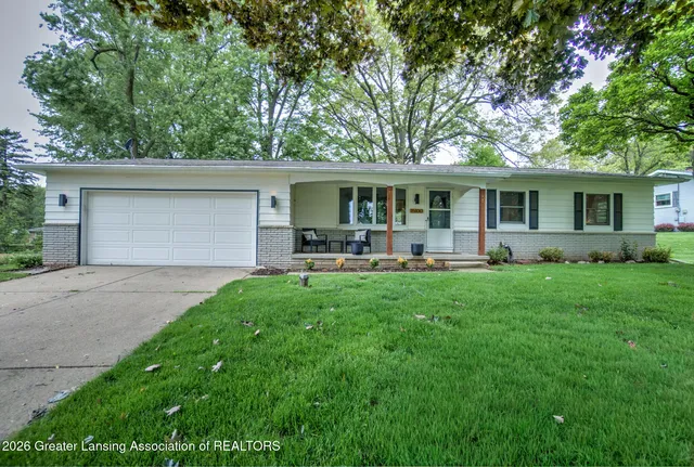 15100 Glencrest Dr, Lansing, MI 48906