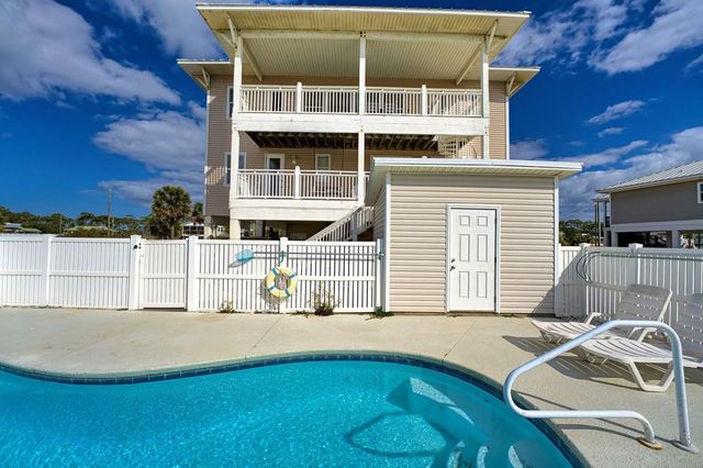 916 Gulf Beach Dr, Eastpoint, FL 32328