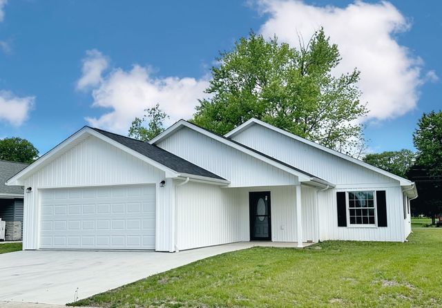 528 W  3rd St, Flora, IL 62839