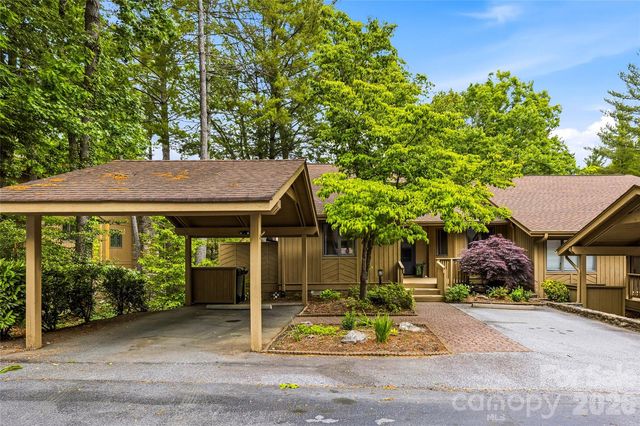 205 N  Scarlet Oak Ln, Hendersonville, NC 28791