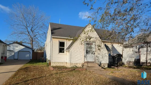 1104 W  6th St, Sioux Falls, SD 57104