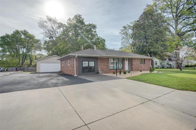 7 Bluff Ct, Fairview Heights, IL 62208