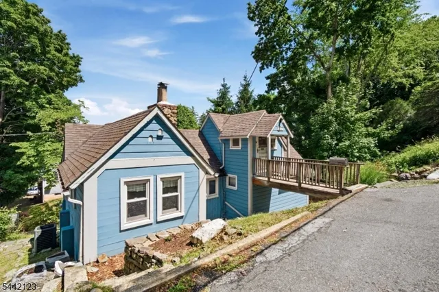 364 E Shore Trl, Sparta, NJ 07871