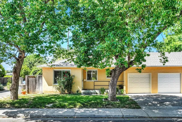 11 Lincoln Avenue, Woodland, CA 95695
