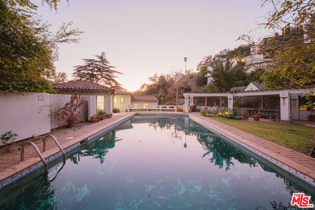 3015 N  Beachwood Dr, Los Angeles, CA 90068