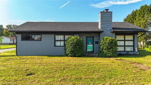138 E  5th St, Williamstown, WV 26187