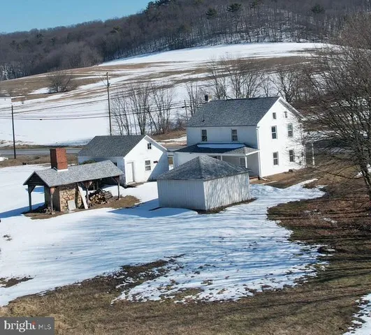857 Penn Dr, Tamaqua, PA 18252