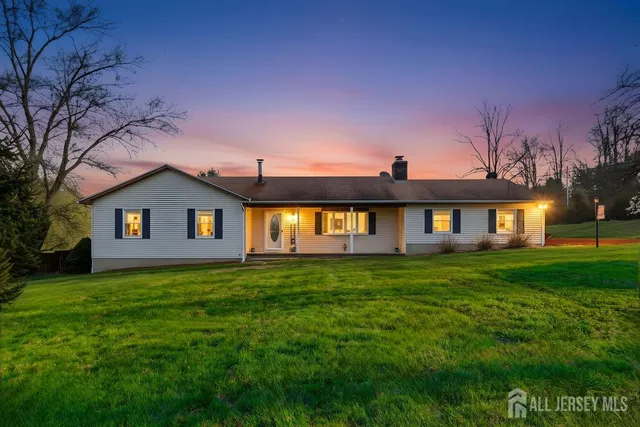 16 Hogback Rd, Pittstown, NJ 08867