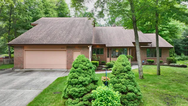 2009 Ramble Ln, Midland, MI 48640