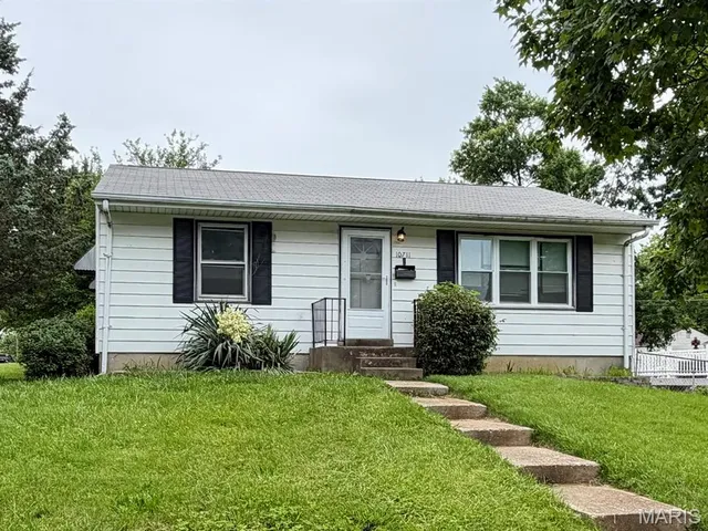 10711 Saint Henry Ln, Saint Ann, MO 63074