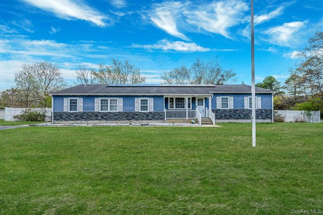 1 Whitman Drive, Medford, NY 11763