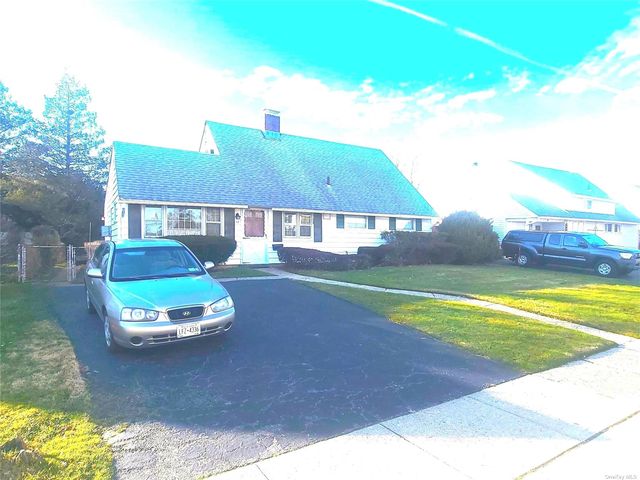 42 Tanager Lane, Levittown, NY 11756
