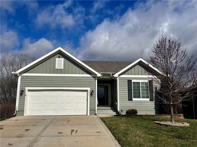 1817 Prairie Grass Dr, Raymore, MO 64083