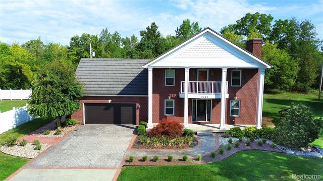2182 Wiggins Rd, Fenton, MI 48430
