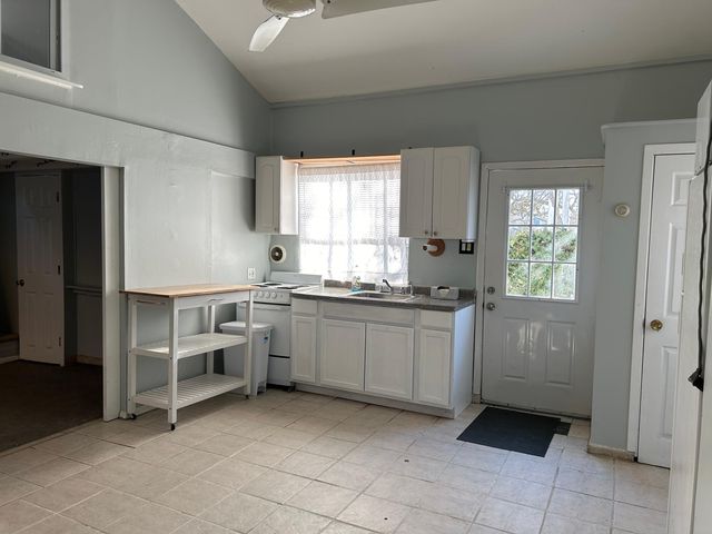 Peaceful Lindenhurst Dog-Friendly Retreat - hotel rooms