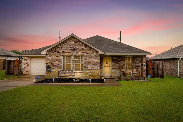 1100 SE 12th St, Mineral Wells, TX 76067