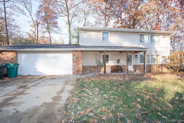 1636 Inner Dr, Ortonville, MI 48462