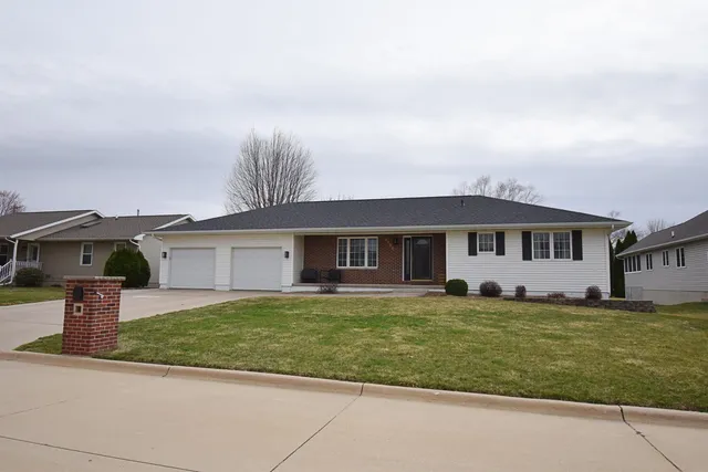1201 7th St NE, Independence, IA 50644