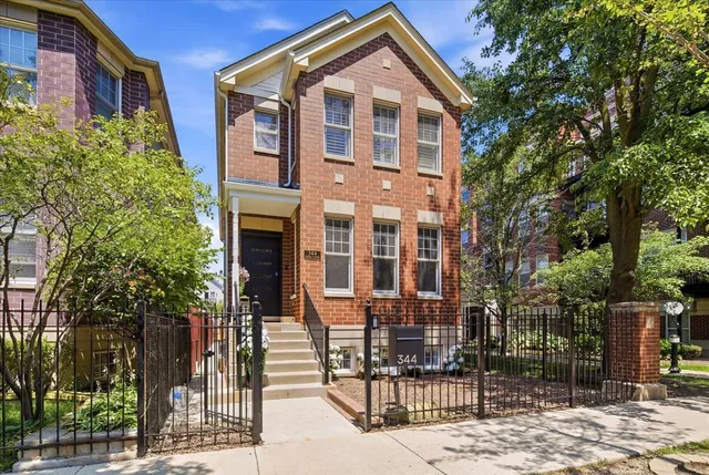 344 W  Scott St, Chicago, IL 60610