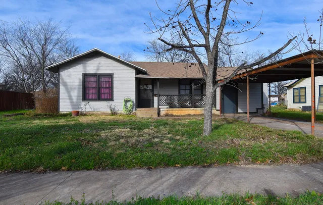 1904 S  Walnut St, Brady, TX 76825