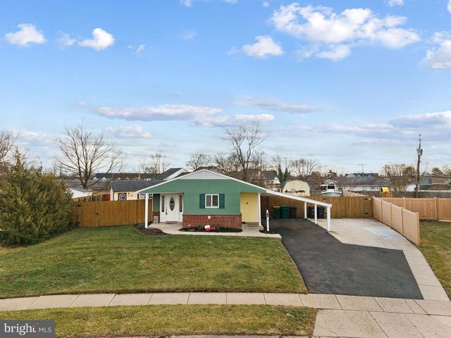 5 Glenwood Ln, Levittown, PA 19055