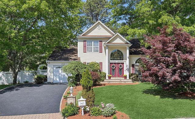 16 Winterberry Drive, Middle Island, NY 11953