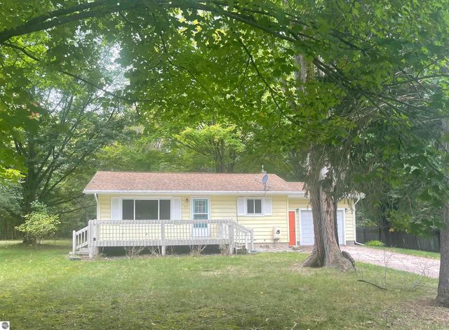 907 Green Acres St, Bellaire, MI 49615