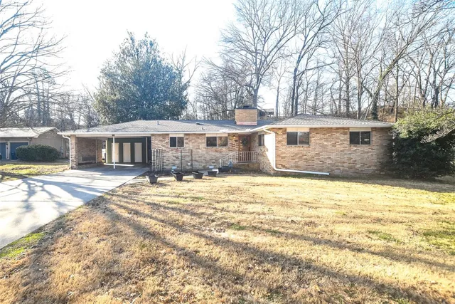 710 W  University St, Siloam Springs, AR 72761