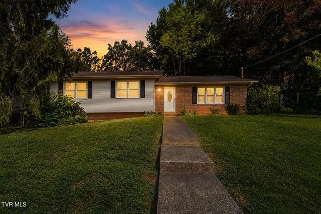 2902 Dalton Dr, Johnson City, TN 37604