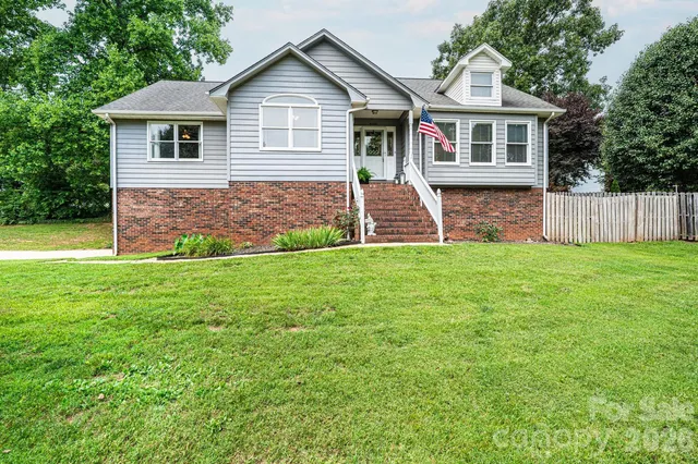 4158 Arrowhead Dr NE, Hickory, NC 28601