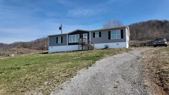 48 Angel St, Cleveland, VA 24225