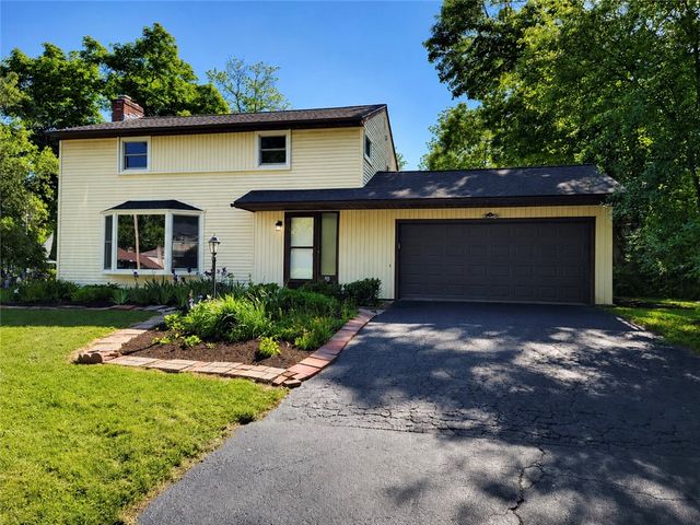 10 Blossom Cir W, Rochester, NY 14610