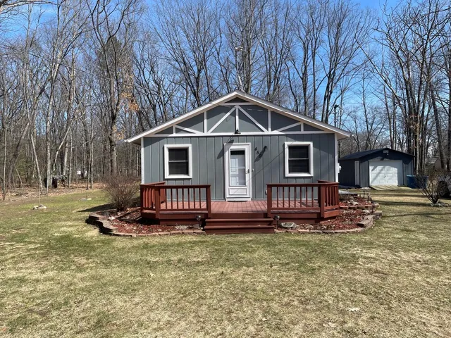 459 McDonald Dr, Houghton Lake, MI 48629