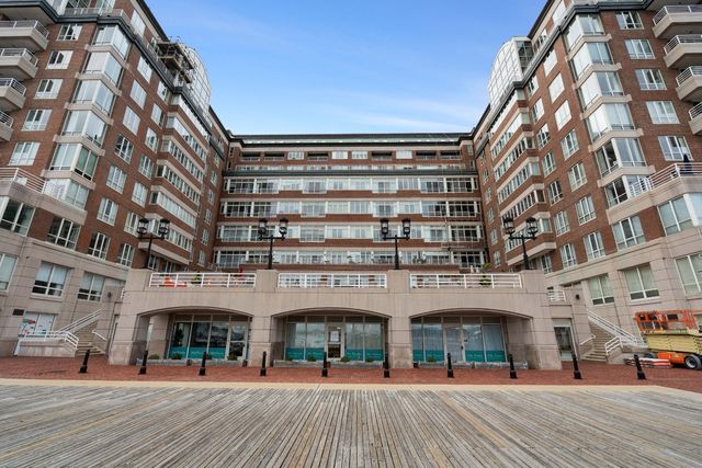 197 8th St #221, Charlestown, MA 02129